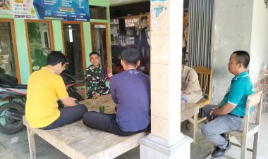 Babinsa Koramil 2215/Ciemas Laksanakan Komsos dengan Warga Desa Mekarsakti