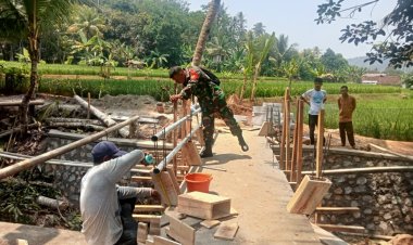 BABINSA KORAMIL 2202/PALABUHAN RATU LAKUKAN PENGECEKAN JEMBATAN DI DESA BUNIWANGI