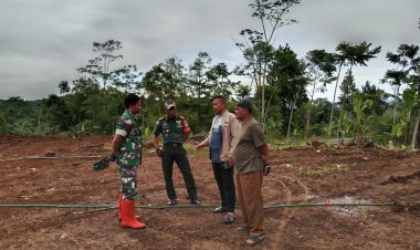 Danramil 2209/Lengkong Tinjau Pembangunan Huntara di Lokasi Pengungsian Desa Langkapjaya