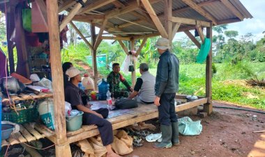 Babinsa Koramil 2211/Sagaranten Lakukan Komsos dengan Petani di Desa Bojongtugu