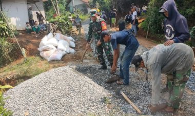 BABINSA KORAMIL 2209/LENGKONG GELAR KARYA BAKTI PENGASPALAN JALAN DI DESA CILANGKAP
