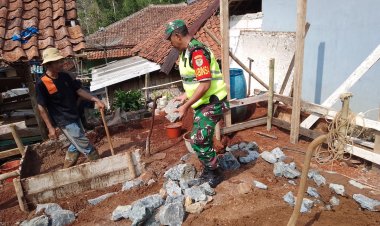 Babinsa Koramil 2209/Lengkong Gelar Karya Bakti Pembangunan Rumah Warga