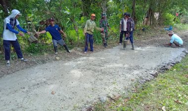 BABINSA KORAMIL 2215/CIEMAS GELAR KARYA BAKTI PENGECORAN JALAN DI DESA SIDAMULYA