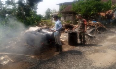 Babinsa Koramil 2205/Kalapanunggal Bersama Warga Gotong Royong Perbaiki Jalan di Desa Palasari Girang