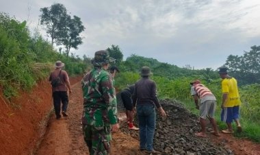 Babinsa Koramil 2207/Jampangtengah Bersama Warga Laksanakan Karya Bhakti Pengerasan Jalan Desa