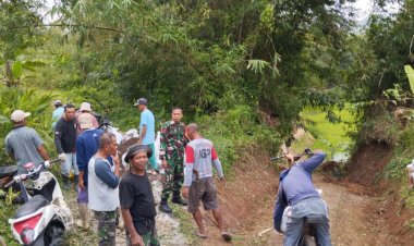 Babinsa Koramil 2211/Sagaranten Bersama Warga Gotong Royong Lebarkan Jalan Pertanian