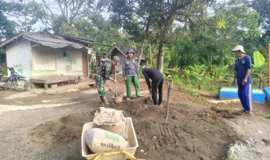 BAKTI TNI: BABINSA KORAMIL 2211/SAGARANTEN BERSAMA WARGA MERATAKAN TANAH HALAMAN MASJID NURUL IMAN