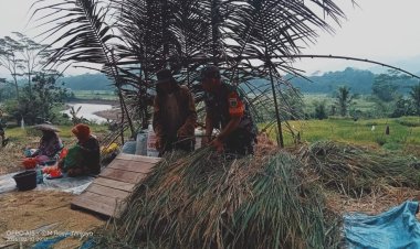 Babinsa Koramil 2202/Palabuhan Ratu Dampingi Kegiatan LTP di Poktani Mekar Tani