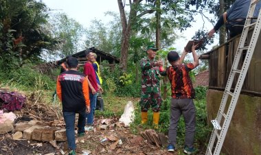 Babinsa Koramil 2209/Lengkong Gelar Karya Bakti Bedah Rumah Bersama Warga