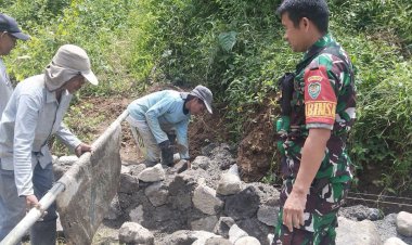 Babinsa Koramil 2208/Nyalindung Laksanakan Karya Bakti Pembangunan TPT di Desa Neglasari