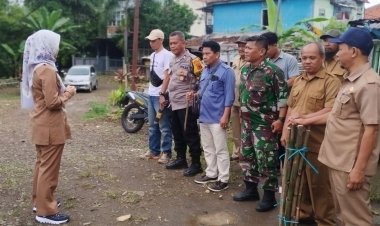 BABINSA KELURAHAN CIBULUH DAMPINGI PEMATOKAN ASET TANAH PEMDA DI WILAYAH BOGOR UTARA
