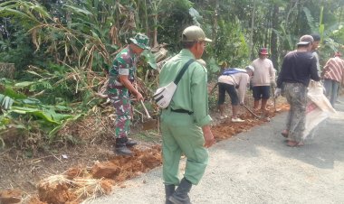 BABINSA KORAMIL 2208/NYALINDUNG GELAR AKSI BAKTI PEMBERSIHAN JALAN