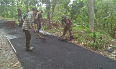 Babinsa Koramil 2202/Plara Bersama Warga Laksanakan Bakti Pengaspalan Jalan di Desa Cikadu