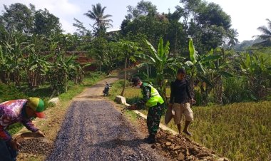 Babinsa Koramil 2209/Lengkong Gelar Karya Bakti Pengaspalan Jalan Bersama Warga