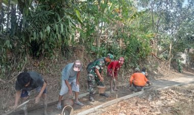 Babinsa Koramil 2211/Sagaranten Laksanakan Bakti Sosial Pengecoran Jalan Lingkungan di Desa Curugluhur