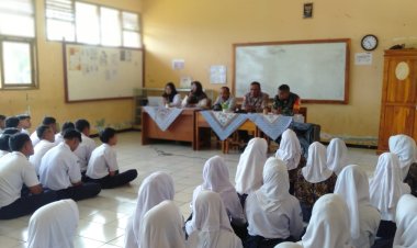 Babinsa Koramil 2215/Ciemas Gelar Wawasan Kebangsaan di SMP 6 Satu Atap Desa Mekarjaya