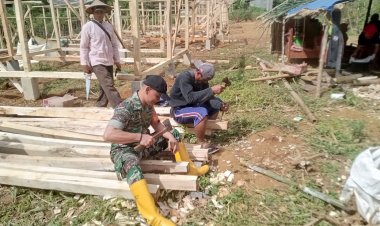 Babinsa Balekambang Dampingi Pembuatan Hunian Sementara di Kp. Tonjong