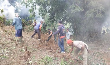 Babinsa Koramil 2211/Sagaranten Gelar Bakti Pembersihan Jalan Lingkungan di Desa Cipamingkis