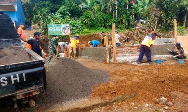 DANRAMIL 2209/LENGKONG BERSAMA BABINSA, MASYARAKAT, KEC. LENGKONG MELAKSANAKAN PROGRAM RUTILAHU