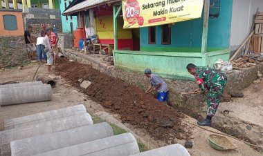 Babinsa Koramil 2207/Jampang Tengah Bersama Warga Lanjutkan Pembangunan Saluran Air di Desa Cimerang