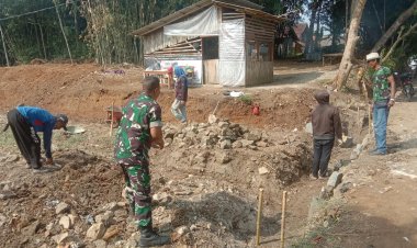 BABINSA KORAMIL 2214/SURADE LAKSANAKAN KARYA BAKTI BERSAMA MASYARAKAT