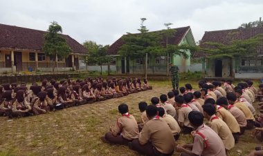 BABINSA KORAMIL 2215/CIEMAS HADIRI PERKEMAHAN PRAMUKA DAN BERIKAN PEMBINAAN WAWASAN KEBANGSAAN