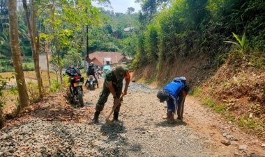 BABINSA KORAMIL 2209/LENGKONG GELAR KARYA BAKTI PENGASPALAN JALAN DI DESA CILANGKAP