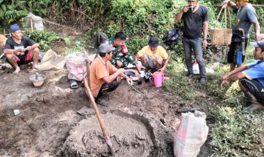 Babinsa Koramil 2208/Nyalindung Laksanakan Karya Bakti Pengecoran Jalan di Kampung Bangbayang