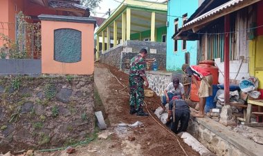 BABINSA KORAMIL 2207/JAMPANG TENGAH GELAR BHAKTI PEMBANGUNAN SALURAN AIR DI DESA CIMERANG
