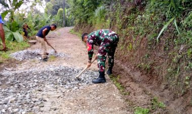 BABINSA KORAMIL 2201/CISOLOK MELAKSANAKAN KARYA BAKTI PERBAIKAN JALAN DI DESA CICADAS