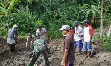 Babinsa Koramil 2212/Tegalbuleud Gelar Karya Bhakti Perbaikan Jalan di Desa Buniasih