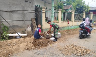 Babinsa Koramil 2206/Parakansalak Laksanakan Kegiatan Bhakti Sosial Perbaikan Parit di Desa Bojonglongok