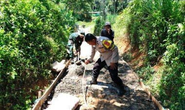 Bbinsa Koramil 2209/Lengkong Melaksanakan Kegiatan Bakti Pengecoran Jalan Lingkungan