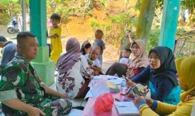 Babinsa Koramil 2202/Palabuhan Ratu Melaksanakan Pendampingan Posyandu di Desa Sangrawayang