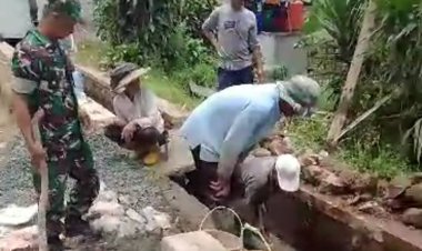 BABINSA KORAMIL 2205/KALAPANUNGGAL GELAR BHAKTI PERBAIKAN SALURAN IRIGASI BERSAMA WARGA
