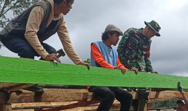 Giat Rutilahu Hari ke-7: Danramil 2209/Lengkong Bersama Babinsa dan Masyarakat Gotong Royong Bangun Rumah Warga