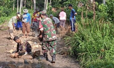Babinsa Koramil 2212/Tegalbuleud Laksanakan Karya Bakti Bersama Warga