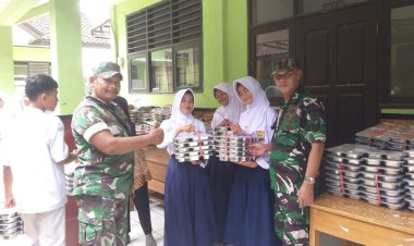 Babinsa Koramil 2211/Sagaranten Dampingi Pemberian Makanan Bergizi di SMPN 1 Sagaranten