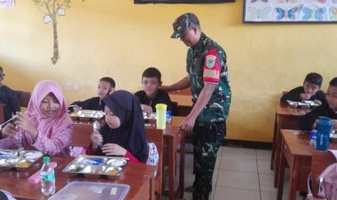 Koramil 2214/Surade Dampingi Program Makan Bergizi di Kecamatan Waluran