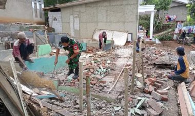 Koramil 2208/Nyalindung Laksanakan Karya Bakti Pembongkaran Saung Pertemuan Warga