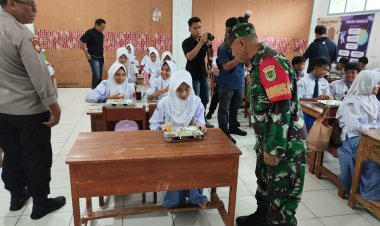 BABINSA KORAMIL 2202/PALABUHANRATU LAKSANAKAN PENDAMPINGAN PENDISTRIBUSIAN MAKANAN BERGIZI DI SMK MUTIARA