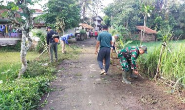 Babinsa Koramil 2211/Sagaranten Gelar Bakti Sosial Pembersihan Jalan di Desa Tegallega