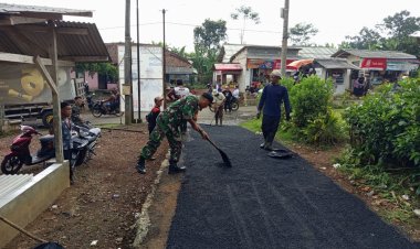 KORAMIL 2205/KALAPANUNGGAL LAKSANAKAN KARYA BHAKTI HOTMIX JALAN LINGKUNGAN BERSAMA WARGA