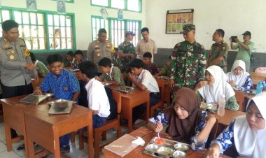 Koramil 2201/Cisolok Dampingi Pendistribusian Makanan Bergizi di SMPN 1 Cikakak