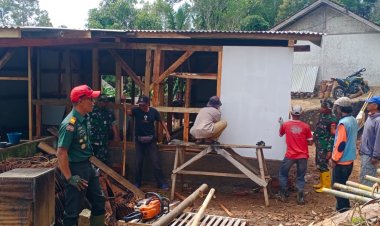 Giat Rutilahu ke-9: Pemasangan Atap Asbes dan Dinding GRC oleh Danramil 2209/Lengkong Bersama Masyarakat