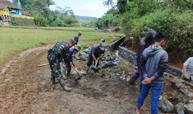 Babinsa Koramil 2207/Jampang Tengah Gelar Bhakti Pembenahan Jalan Desa