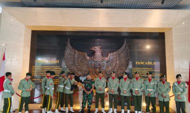 Regu Jajar Kehormatan Divif 1 Kostrad Bertugas di Istana Negara RI Bogor