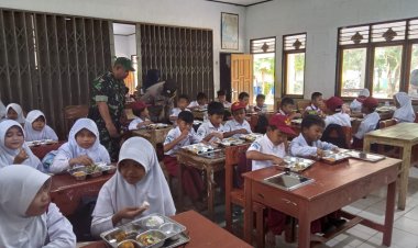 Babinsa Koramil 2215/Ciemas Dukung Program Makan Bergizi di SDN 1 Tamanjaya