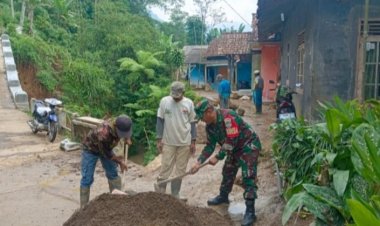 Babinsa Koramil 2206/Parakansalak Laksanakan Bhakti Perbaikan Jalan di Desa Sukakersa