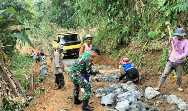 Baninsa Koramil 2210/Pabuaran Gelar Karya Bhakti Bersama Warga